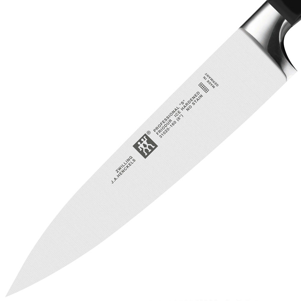 Нож для нарезки Professional S 160 мм Нож для нарезки Professional S 160 ммНож для нарезки Professional выполнен с использованием последних технологий из литого куска нержавеющей стали. С таким ножом Вы мгновенно, аккуратно нарежете овощи и фрукты, мясо, рыбу и даже хлеб. Лезвие и рукоять соединяются бесшовным способом. Ручка в эргономичном дизайне надежно ложится в руке, не выскальзывая из неё. Благодаря многоуровневому процессу закаливания нож долго будет оставаться острым. Zwilling - уважаемая немецкая компания, выпускающая столовые приборы и посуду из нержавеющей стали, которая славится своим качеством, практичностью и безукоризненным дизайном.<br>