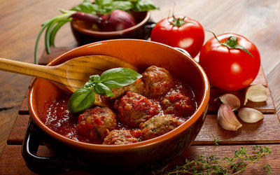 Итальянские фрикадельки польпетте с томатной сальсой
