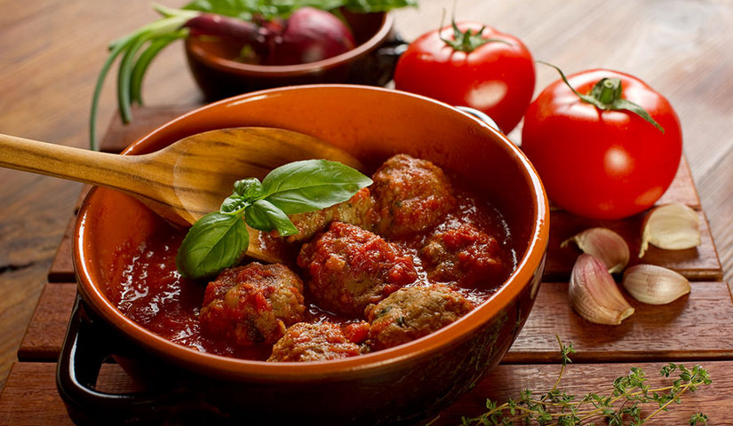 Итальянские фрикадельки польпетте с томатной сальсой