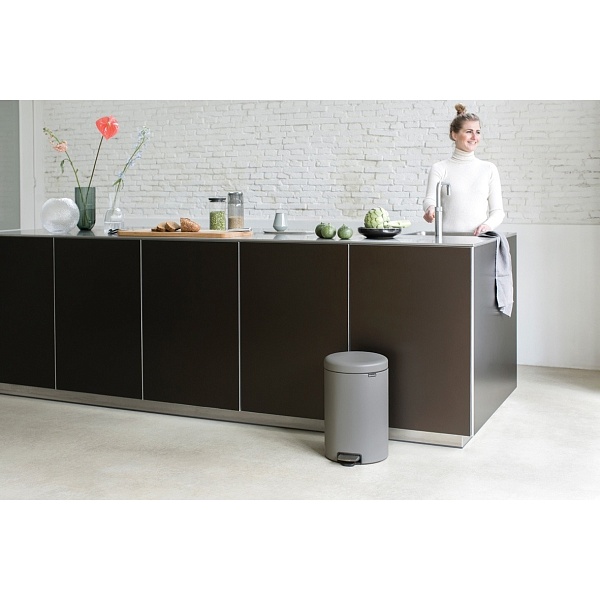 Стальной бак для мусора с педалью 20 л Brabantia NewIcon серый