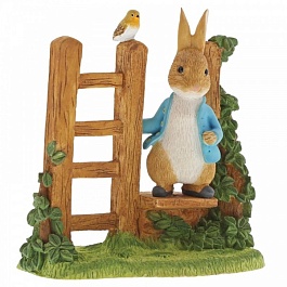 Статуэтка Heartwood Creek Peter Rabbit on Wooden Stile