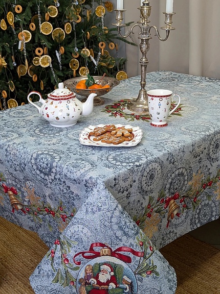 Скатерть 140 х 180 см Le Gobelin Новогодние ягоды серо-голубая
