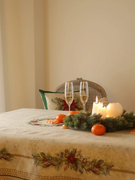 Скатерть 140 х 180 см Le Gobelin Елочные украшения зеленая
