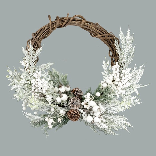 Венок с ягодами шишками заснеженный 50 см Азалия зеленый/белый