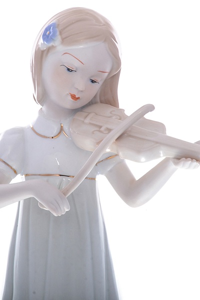 Статуэтка Девочка со скрипкой 15 х 31 см Royal Classics