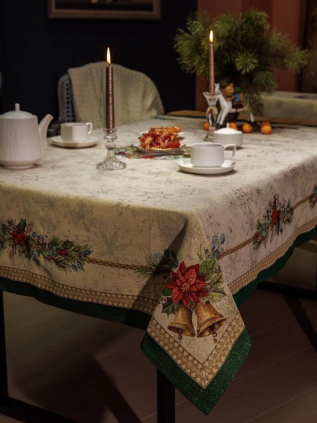 Скатерть 140 х 180 см Le Gobelin Елочные украшения зеленая